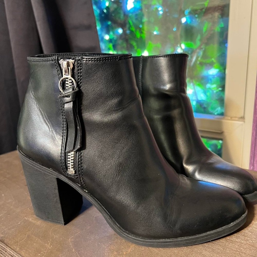 Divided Black Ankle Boots with Zipper Accent